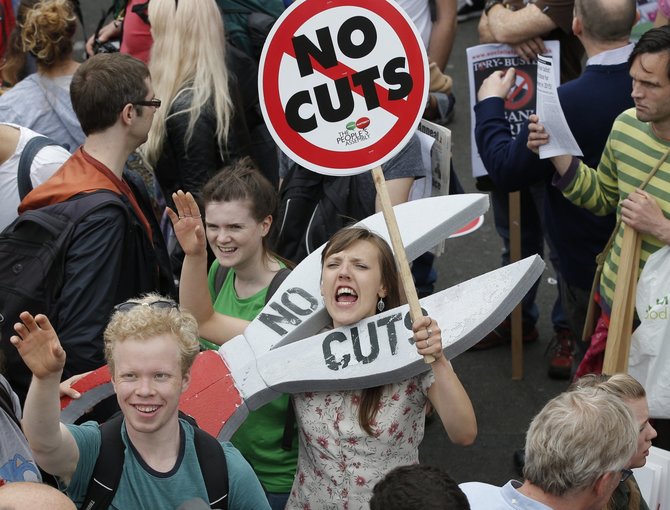„Reuters“/„Scanpix“ nuotr./Britai protestuoja prieš konservatorių planuojamas taupymo priemones