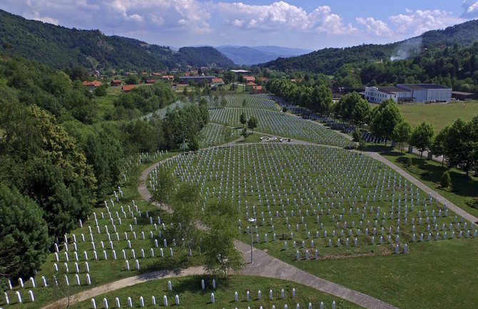 „Reuters“/„Scanpix“ nuotr./Srebrenicos žudynių memorialas ir kapinės