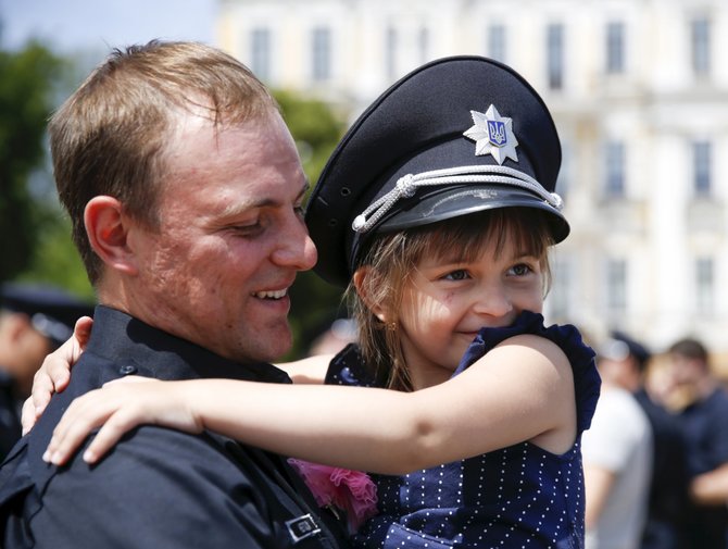 „Reuters“/„Scanpix“ nuotr./Kijeve prisiekė naujieji policijos patruliai