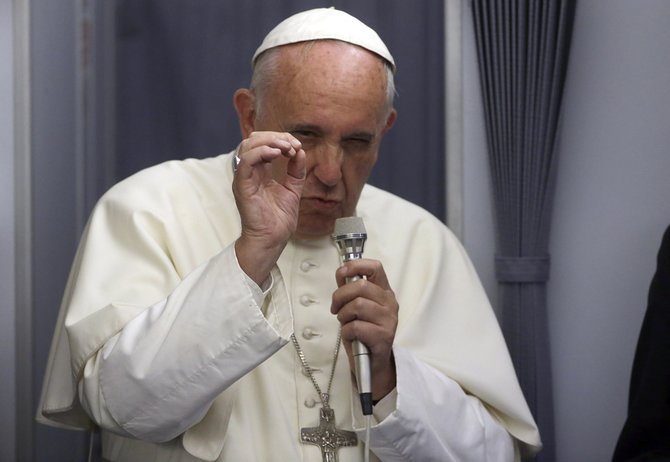 „Scanpix“/AP nuotr./Popiežius Pranciškus kalba žurnalistams grįžtant iš apaštališkos kelionės  