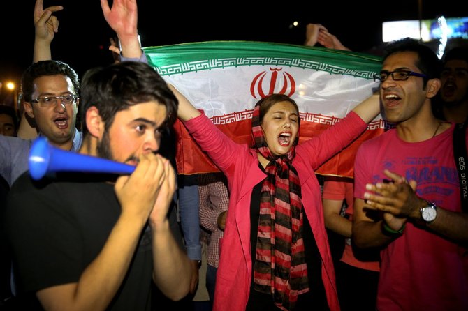 „Scanpix“/AP nuotr./Iraniečiai švenčia priimtą sankcijas naikinantį susitarimą