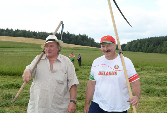 Baltarusijos prezidentūros nuotr./Aleksandras Lukašenka mokė Gerardą Depardieu šienauti