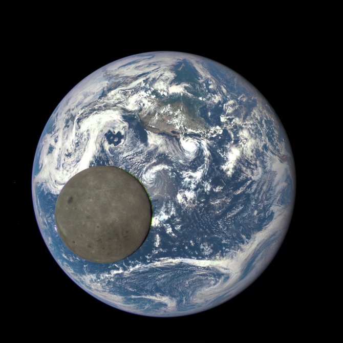 AFP/„Scanpix“ nuotr./Mėnulis nufotografuotas žemės fone