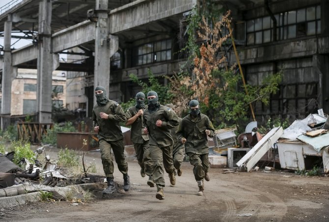 „Reuters“/„Scanpix“ nuotr./Ukrainos ultranacionalistų savanorių pulko „Azov“ karių rungtynės