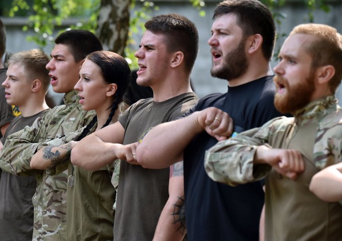 AFP/„Scanpix“ nuotr./Ukrainos ultranacionalistų savanorių pulko „Azov“ karių rungtynės