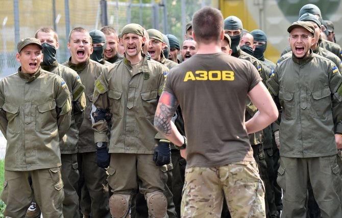 AFP/„Scanpix“ nuotr./Ukrainos ultranacionalistų savanorių pulko „Azov“ karių rungtynės