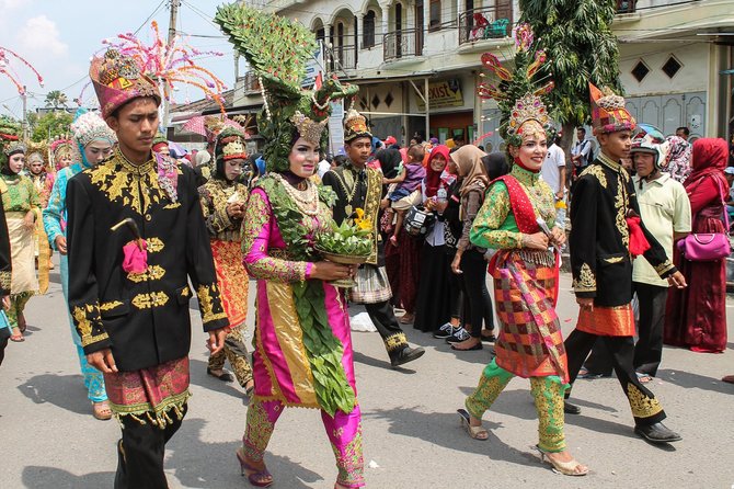 „Scanpix“/„Sipa USA“ nuotr./Indoneziečiai dėvintys tradicinius tautinius rūbus