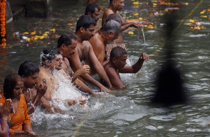 „Scanpix“/AP nuotr./Kumbh Mela religinis festivalis Indijoje