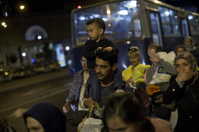 „Scanpix“/AP nuotr./Migrantai autobusais vežami prie sienos su Austrija