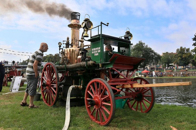 AFP/„Scanpix“ nuotr./Garo variklių varomų ir kitokių senovinių transporto priemonių entuziastų suvažiavimas Čekijoje