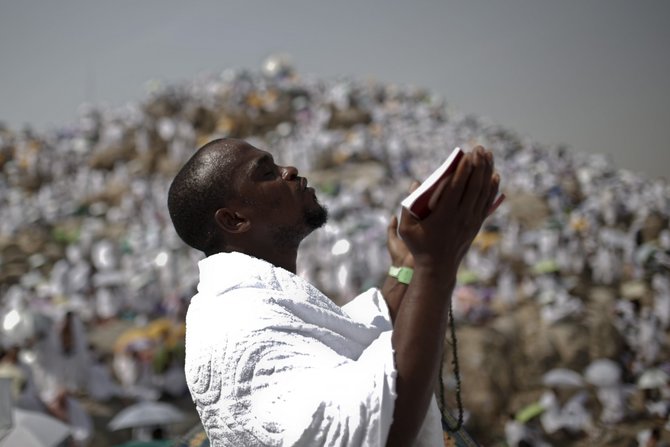 „Reuters“/„Scanpix“ nuotr./Musulmonai meldžiasi Arafoto lygumoje ir ant joje esančio atgailos kalno
