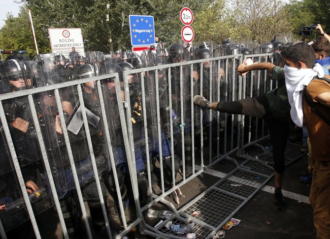 „Scanpix“/AP nuotr./Migrantų keliami neramumai Vengrijoje