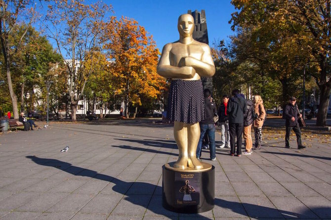 Festivalio „Nepatogus kinas“ nuotr./Kudirkos aikštėje iškilo už moterų teises kovojantis sijonuotas „Oskaras“ 2015 m.