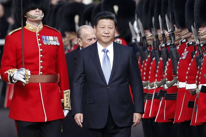 AFP/„Scanpix“ nuotr./Kinijos prezidento Xi Jinpingo vizitas Didžiojoje Britanijoje 