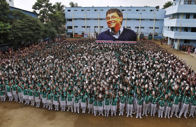 „Reuters“/„Scanpix“ nuotr./Mokykloje Indijoje paminėtas Billo Gateso 60 metų jubiliejus