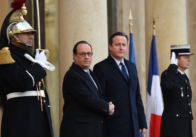 AFP/„Scanpix“ nuotr./Didžiosios Britanijos premjeras Davidas Cameronas ir Prancūzijos prezidentas Francois'as Hollande'as