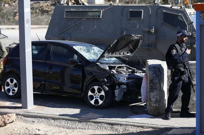 AFP/„Scanpix“ nuotr./Vakarų Krante palestinietis nukreipė automobilį į Izraeliečius karius ir buvo pašautas