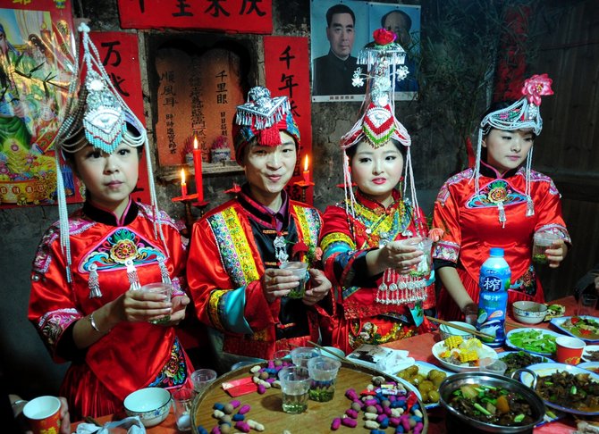 „Scanpix“/„Xinhua“/„Sipa USA“ nuotr./Tradicinės vestuvės Kinijoje