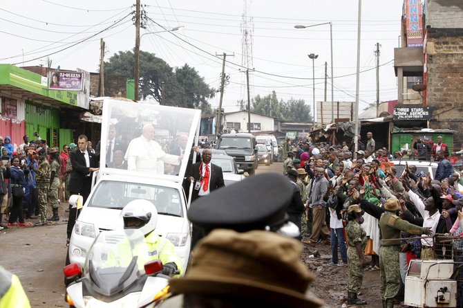 „Reuters“/„Scanpix“ nuotr./Kenijoje lūšnyną aplankė popiežius Pranciškus