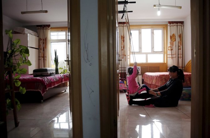 „Reuters“/„Scanpix“ nuotr./Huang Peiyao žaidžia su įvaikinta dukra
