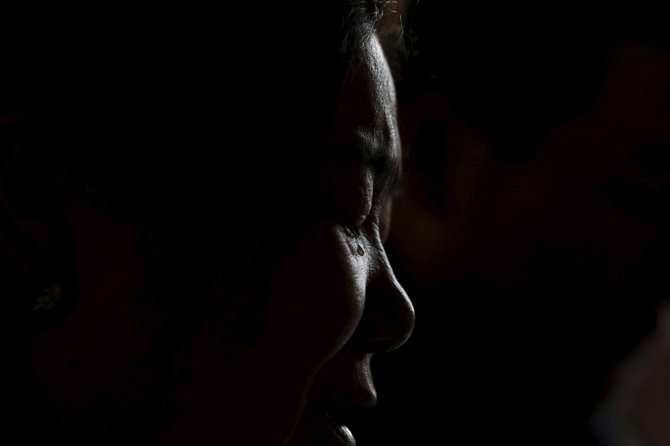„Reuters“/„Scanpix“ nuotr./Sun Huanping apsiverkia kalbėdama apie savo mirusį sūnų