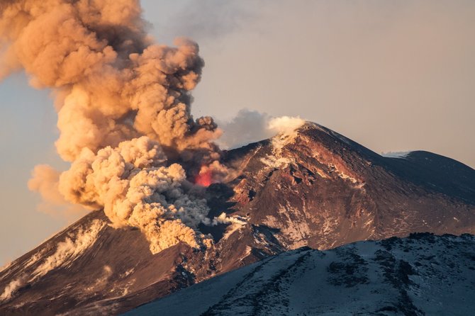 Vida Press nuotr./Etnos ugnikalnio išsiveržimas
