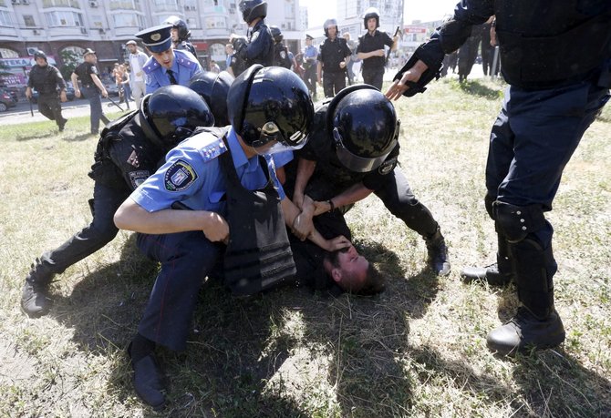 „Reuters“/„Scanpix“ nuotr./Birželio 6 diena. Policininkai sulaikė agresyvų protestuotoją per LGBT eitynes Kijeve