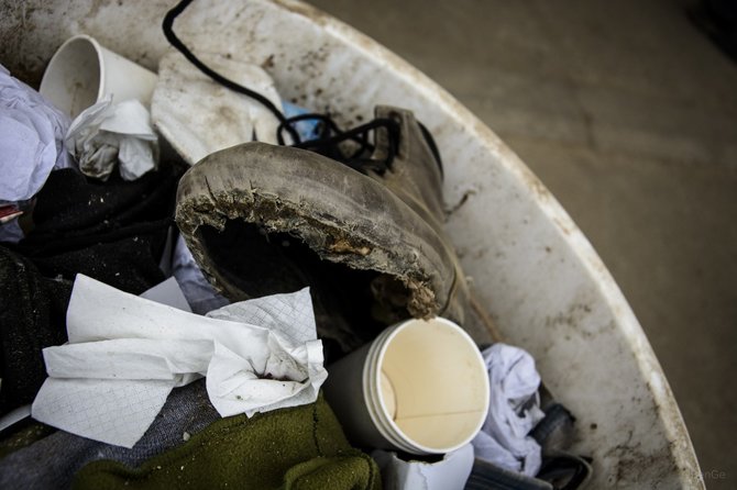 Beno Gerdžiūno nuotr./Sunešioti batai. Savanorių dėka pabėgėliai gauna rūbus ir batus, jei kažko neturi. „Prieš pora mėnesių buvo daug sunkiau – beveik nieko neturėjome“, – sako savanoris iš Nigerijos Kenetas Paulas, dabar gyvenantis Vokietijoje. 