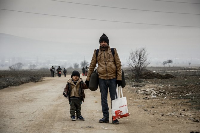 Beno Gerdžiūno nuotr./Jazidis Yusefas Zuvaitas su sūnumi Ali bėga iš Irako.