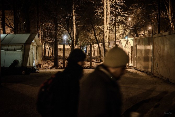 Beno Gerdžiūno nuotr./Pabėgėlių stovykla, saugoma Serbijos policijos, yra beveik tuščia. Tėra kelios šildomos palapinės, kuriose apsilanko pabėgėliai, ieškantys laikino poilsio ir šilumos, bei maisto.