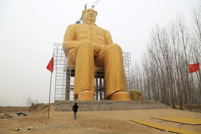 „Reuters“/„Scanpix“ nuotr./Kinijoje iškilo 36,6 m statula Mao Dzedongui