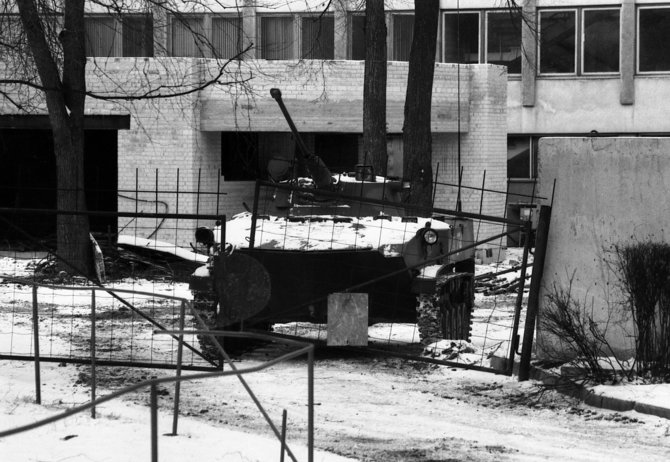 LRS archyvo/Pauliaus Liekio nuotr./Sovietų sąjungos tankai ir kariai Vilniuje 1991 m. sausį