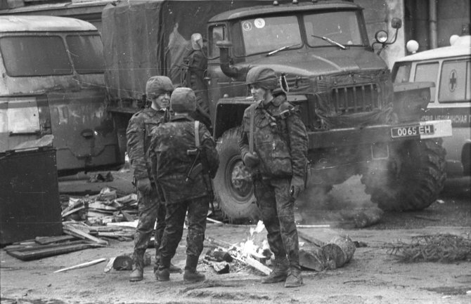 LRS archyvo/Alfredo Girdziušo nuotr./Sovietų sąjungos tankai ir kariai Vilniuje 1991 m. sausį