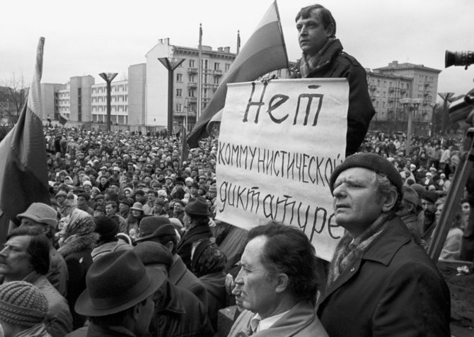 „Scanpix“/„RIA Novosti“ nuotr./Parlamento gynimas 1991 m.