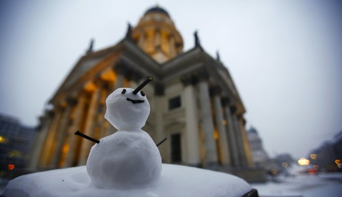 „Reuters“/„Scanpix“ nuotr./Sniego senis Vokietijoje