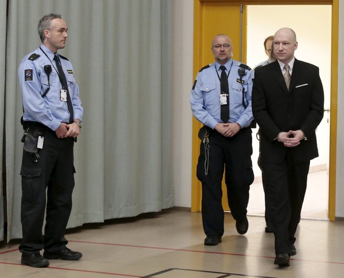 „Reuters“/„Scanpix“ nuotr./Norvegijoje į teismo posėdį atvykęs ekstremistas Breivikas pademonstravo nacių pasisveikinimą