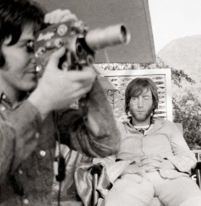 „Scanpix“/„Caters News Agency“ nuotr./Paulas McCartney ir Johnas Lennonas Indijoje (1968 m.)