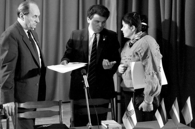 Alfredo Pliadžio nuotr./1988 12 11 LTOK atkūrimas. Janis Grinbergas, Artūras Poviliūnas, režisierė Birutė Leonaitytė