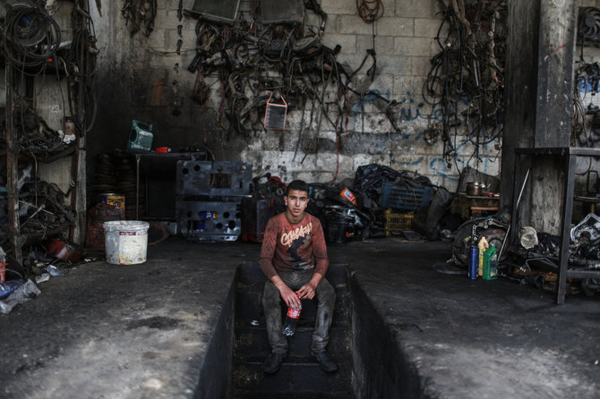Vida Press nuotr./Paaugliai palestiniečiai, dirbantys mechanikais, kad galėtų padėti savo šeimoms