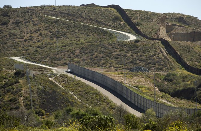 „Reuters“/„Scanpix“ nuotr./Siena tarp JAV ir Meksikos