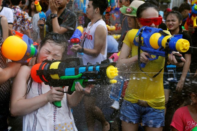„Reuters“/„Scanpix“ nuotr./Vandens pistoletų mūšis Tailande