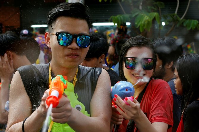 „Reuters“/„Scanpix“ nuotr./Vandens pistoletų mūšis Tailande