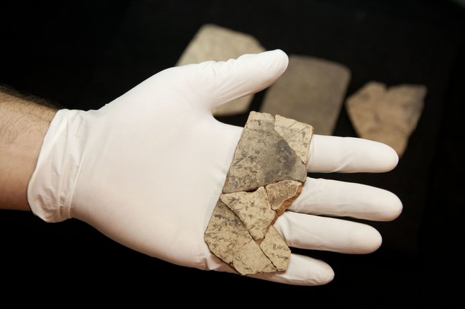 „Scanpix“/AP nuotr./Archeologų Izraelyje rasti 600 m. pr. Kr. daryti Biblijos įrašai hebrajų kalba ant keramikos dirbinių