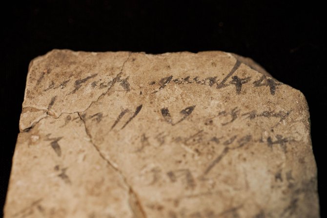 „Scanpix“/AP nuotr./Archeologų Izraelyje rasti 600 m. pr. Kr. daryti Biblijos įrašai hebrajų kalba ant keramikos dirbinių