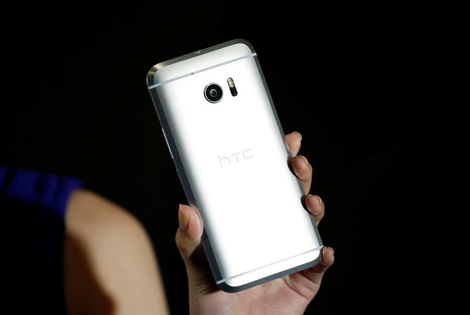 „Reuters“/„Scanpix“ nuotr./Naujasis HTC 10 išmanusis telefonas