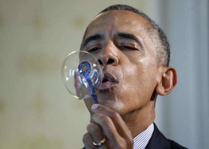 „Reuters“/„Scanpix“ nuotr./Barackas Obama pučia muilo burbulus