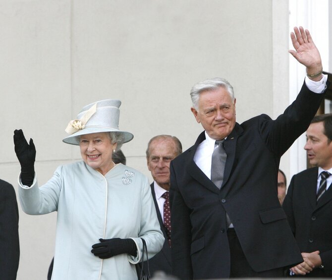 „Scanpix“ nuotr./Didžiosios Britanijos karalienės Elizabeth II vizitas Lietuvoje 2006 m.