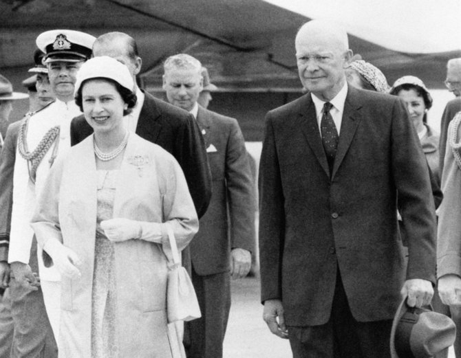 „Scanpix“/„PA Wire“/„Press Association Images“ nuotr./Dwightas D. Eisenhoweris su karaliene Elizabeth II