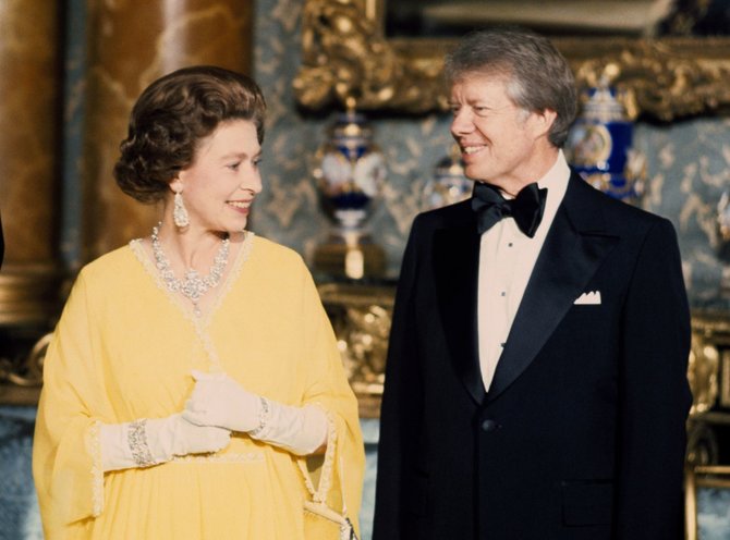 „Scanpix“/„PA Wire“/„Press Association Images“ nuotr./Jimmy Carteris su karaliene Elizabeth II