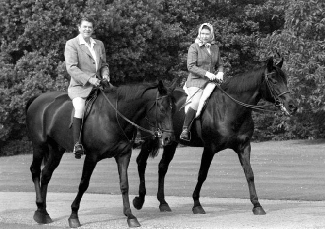 „Scanpix“/„PA Wire“/„Press Association Images“ nuotr./Ronaldas Reaganas su karaliene Elizabeth II